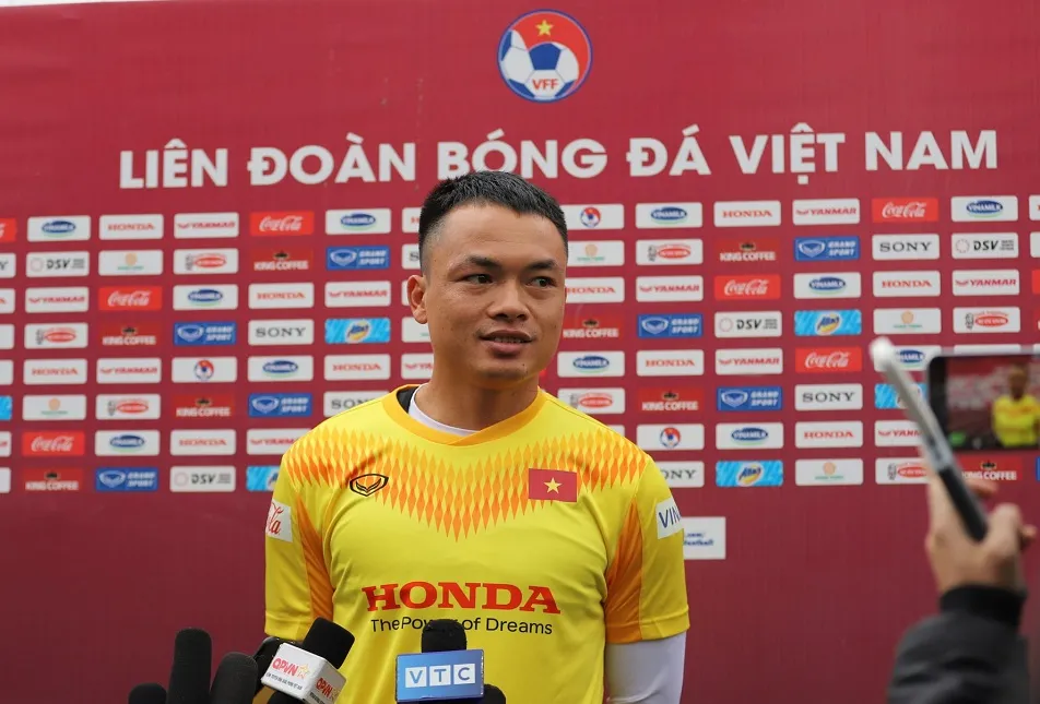 Trung vệ Văn Việt quyết ghi điểm với HLV Park Hang Seo