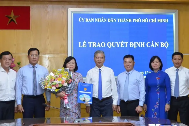 hó Chủ tịch UBND TPHCM Ngô Minh Châu đã trao quyết định của Chủ tịch UBND TPHCM về việc phê chuẩn kết quả bầu chức vụ Phó Chủ tịch UBND Quận 12 lần thứ IV, nhiệm kỳ 2016 – 2021 của HĐND Quận 12 đối với bà Võ Thị Chính, Trưởng Phòng Kinh tế Quận 12.