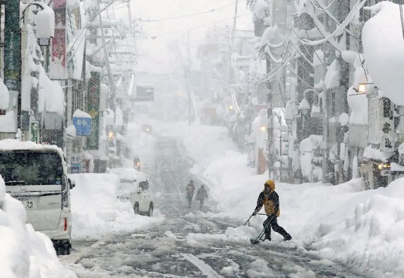 Giao thông Nhật Bản tê liệt vì tuyết rơi dày đặc