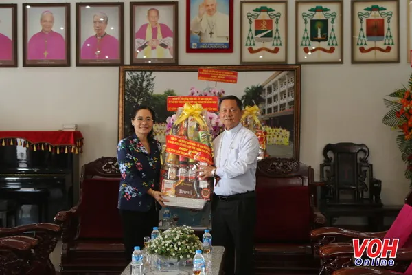 Phó Bí thư Thành uỷ Nguyễn Thị Lệ thăm và chúc mừng giáng sinh, năm mới Giám mục Trần Văn Toản ở An Giang