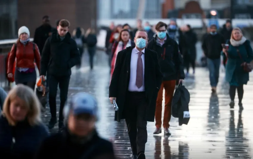 Người dân Anh đi bộ qua cầu London ngày 15-12 trong khi virus SARS-CoV-2 vẫn đang lây lan nhanh chóng