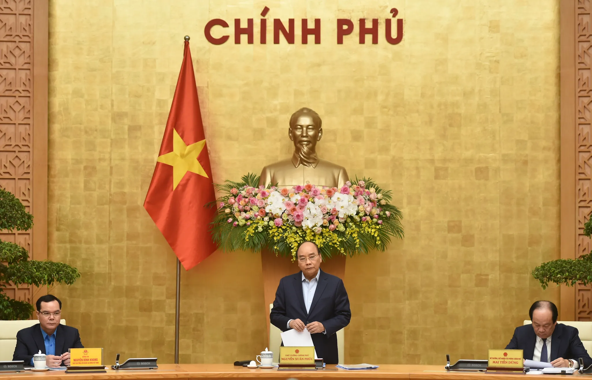 Thủ tướng Nguyễn Xuân Phúc làm việc với Tổng LĐLĐ về nâng cao mức sống công nhân