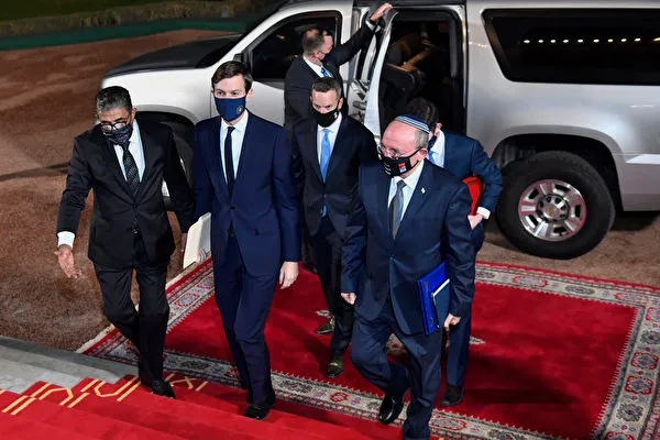 Cố vấn Tổng thống Mỹ Jared Kushner (giữa) và Cố vấn An ninh Quốc gia Israel Meir Ben Shabbat (phải) đáp chuyến bay thương mại trực tiếp đầu tiên từ Israel tới Maroc vào ngày 22/12/2020. (Ảnh: AFP via Getty Images)