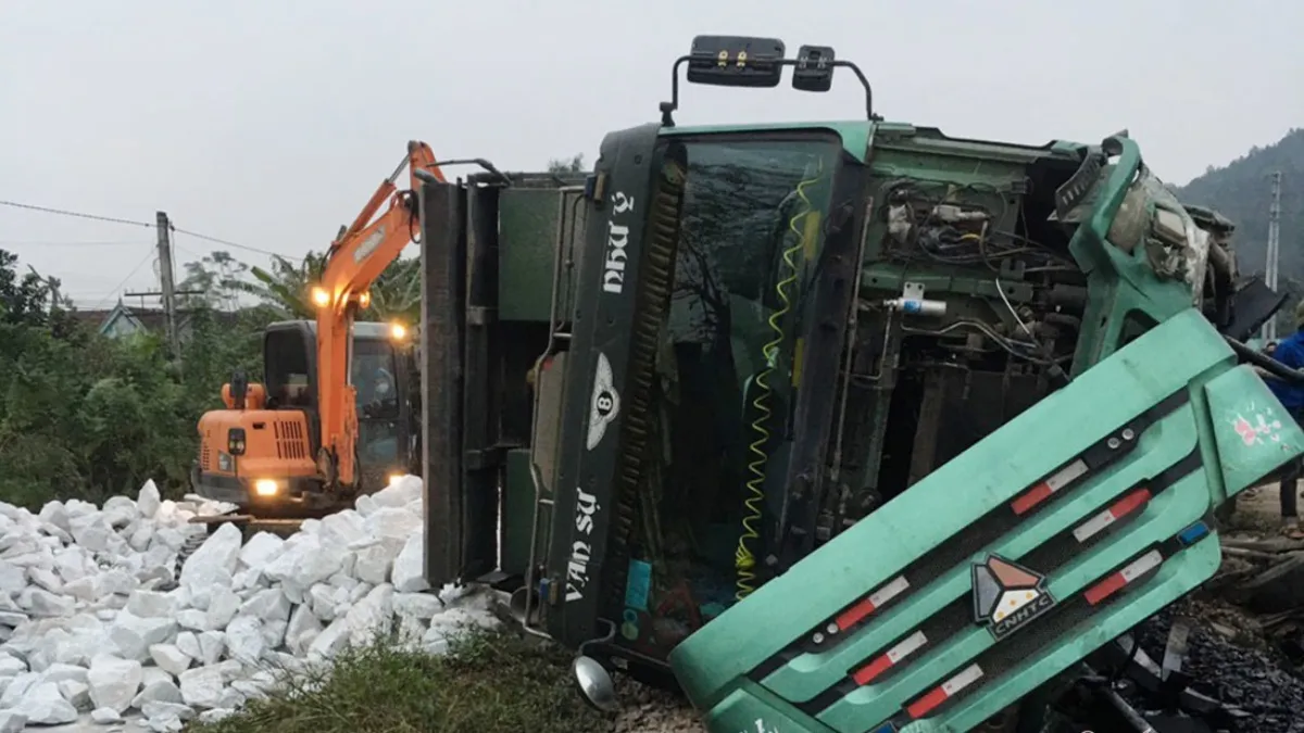Tin tức tai nạn giao thông hôm nay 25/12/2020: Xe tải chở đá lật, đường sắt Bắc – Nam tê liệt hơn 4 tiếng ảnh 1