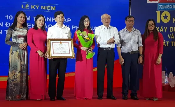 Tổng Biên tập Báo Điện tử Đảng Cộng sản Việt Nam trao tặng bằng khen của Ban Tuyên giáo Trung ương cho tập thể cơ quan đại diện các tỉnh phía Nam.