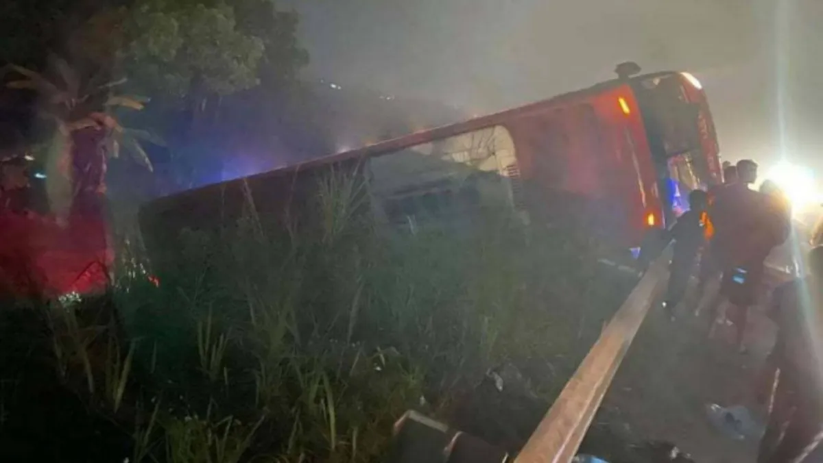 Tin tức tai nạn giao thông hôm nay 30/12/2020: Xe khách giường nằm lật trên cao tốc Nội Bài - Lào Cai, nhiều người thoát chết  ảnh 1