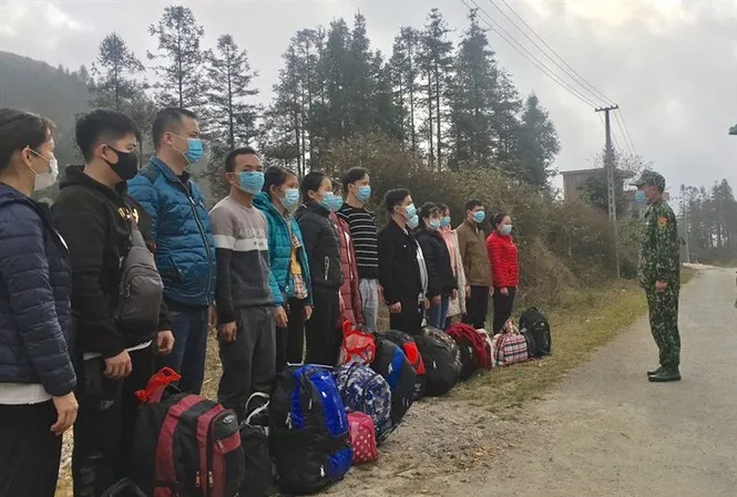 14 công dân nhập cảnh trái phép qua đường mòn khu vực mốc 468 bị Đồn Biên phòng Xín Cái (Hà Giang) bắt giữ ngày 29/12
