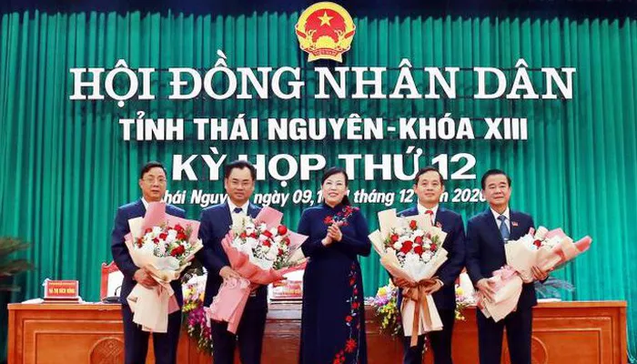 Ông Trịnh Việt Hùng (thứ 2 từ trái sang) được bầu làm Chủ tịch UBND tỉnh Thái Nguyên.