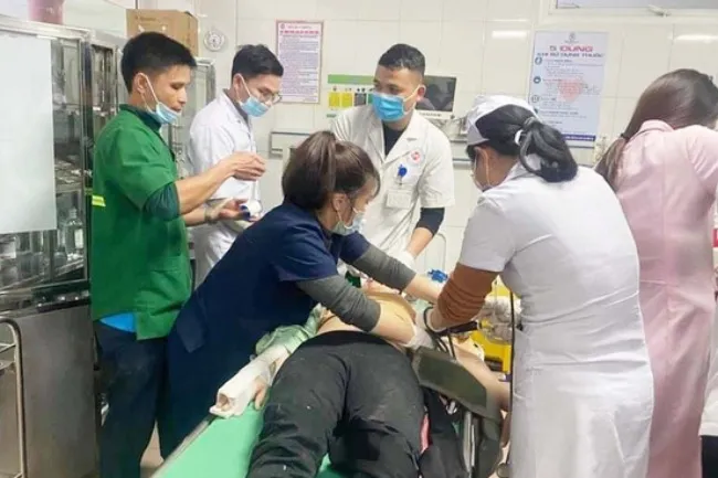 Vụ tai nạn làm hơn 10 công nhân bị thương được đưa đi cấp cứu tại các bệnh viện trên địa bàn TP Vinh.