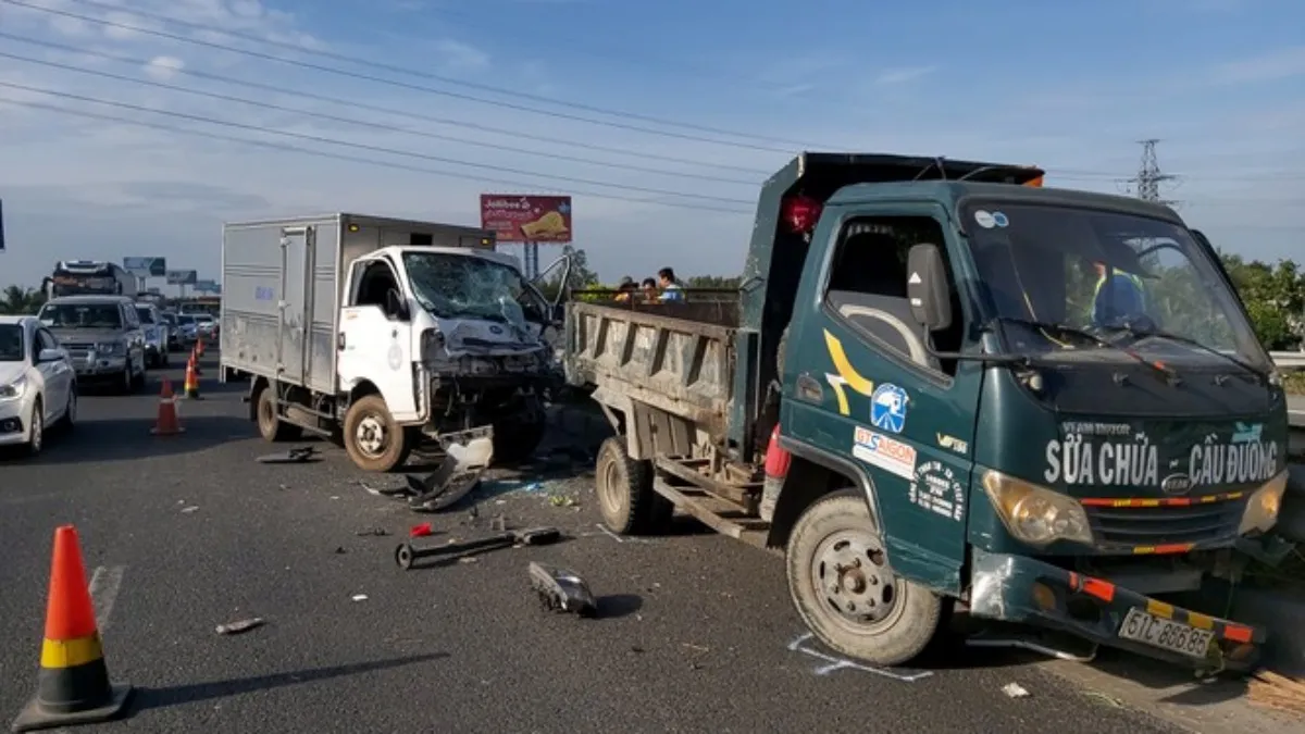 Tin tức tai nạn giao thông hôm nay 3/1/2021: Tông vào đuôi xe tải trên cao tốc TPHCM - Trung Lương, tài xế nguy kịch ảnh 1