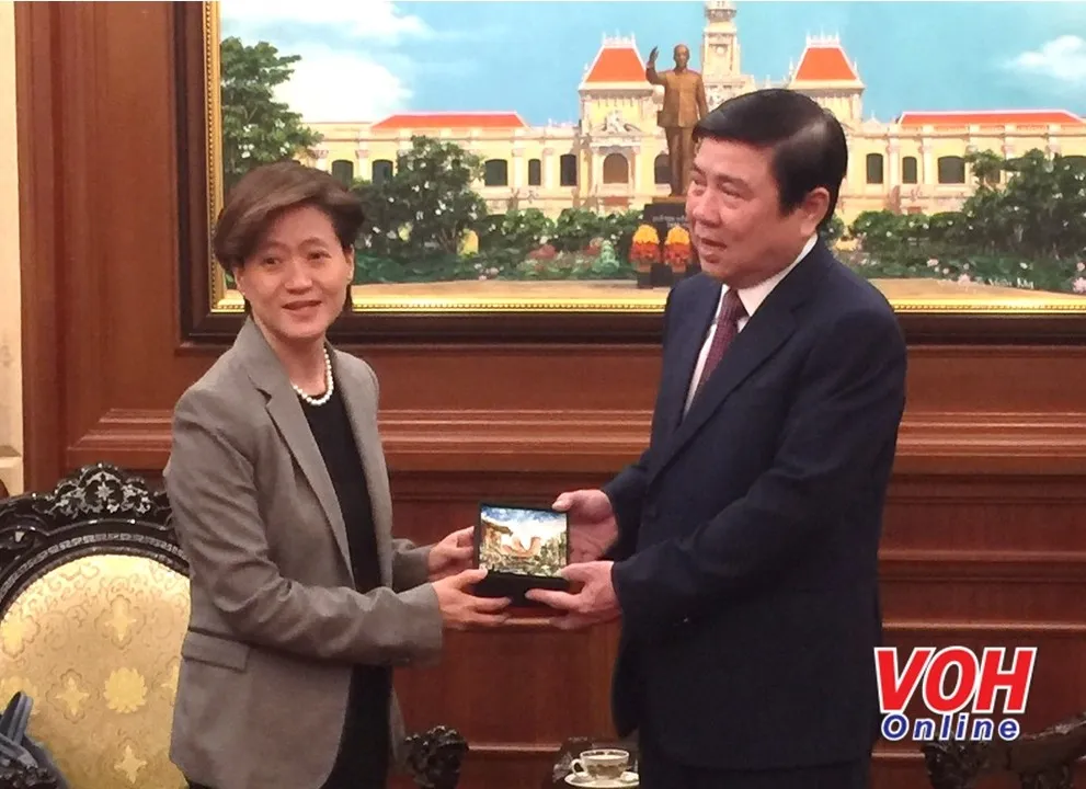 Chủ tịch Nguyễn Thành Phong cảm ơn Đại sứ Catherine Wong trong vai trò là cầu nối giữa các nhà đầu tư Singapore và TPHCM, voh.com.vn