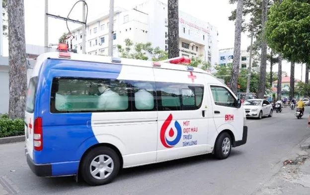 Xe vận chuyển chế phẩm máu đến các bệnh viện, voh.com.vn