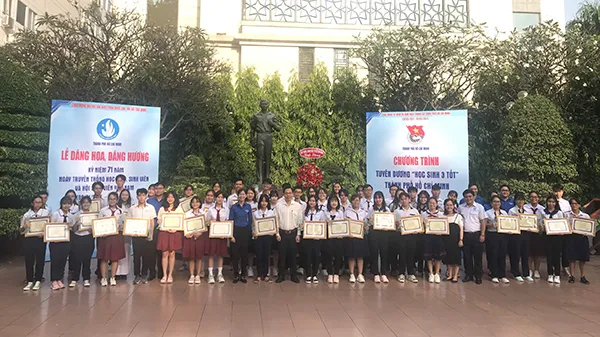 Ban Thường vụ Thành Đoàn và 58 học sinh 3 tốt Thành phố Hồ Chí Minh năm 2020 chụp ảnh kỷ niệm trước Tượng đài Anh hùng Lực lượng Vũ trang nhân dân Trần Văn Ơn