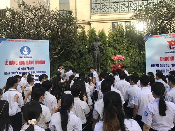 Các bạn học sinh nhận danh hiệu học sinh 3 tốt Thành phố Hồ Chí Minh năm 2020 cùng thắp hương và dâng hoa Tượng đài Anh hùng Lực lượng Vũ trang nhân dân Trần Văn Ơn.