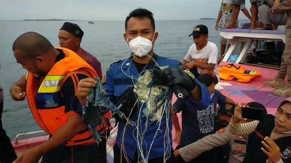 Đã tìm thấy mảnh vỡ nghi là chiếc máy bay Boeing 737 mất tích tại Indonesia