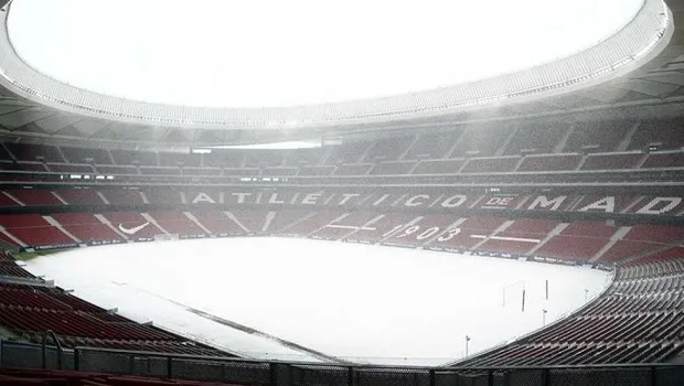 Sân của Atletico Madrid phủ đầy tuyết