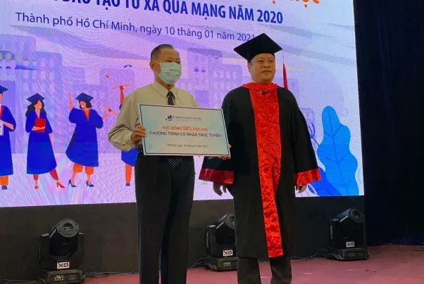 Tại lễ khai giảng, ông Nguyễn Văn Tấn được Trường tặng suất học bổng 50% học phí chương trình cử nhân trực tuyến.voh.com.vn