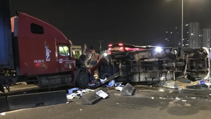 Tin tức tai nạn giao thông hôm nay 11/1/2021: Container tông văng xe tải hư đậu bên đường ảnh 2