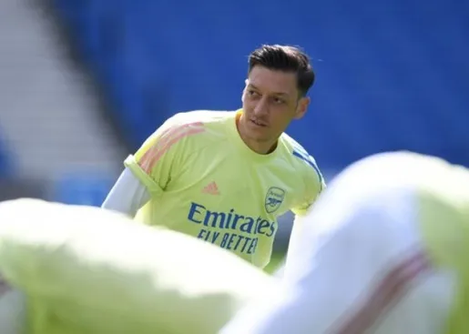 Người đại diện tiết lộ bến đỗ mới của Mesut Ozil