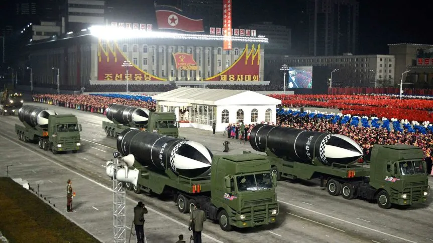 Triều Tiên tổ chức duyệt binh, phô diễn tên lửa phóng từ tàu ngầm mạnh nhất thế giới  