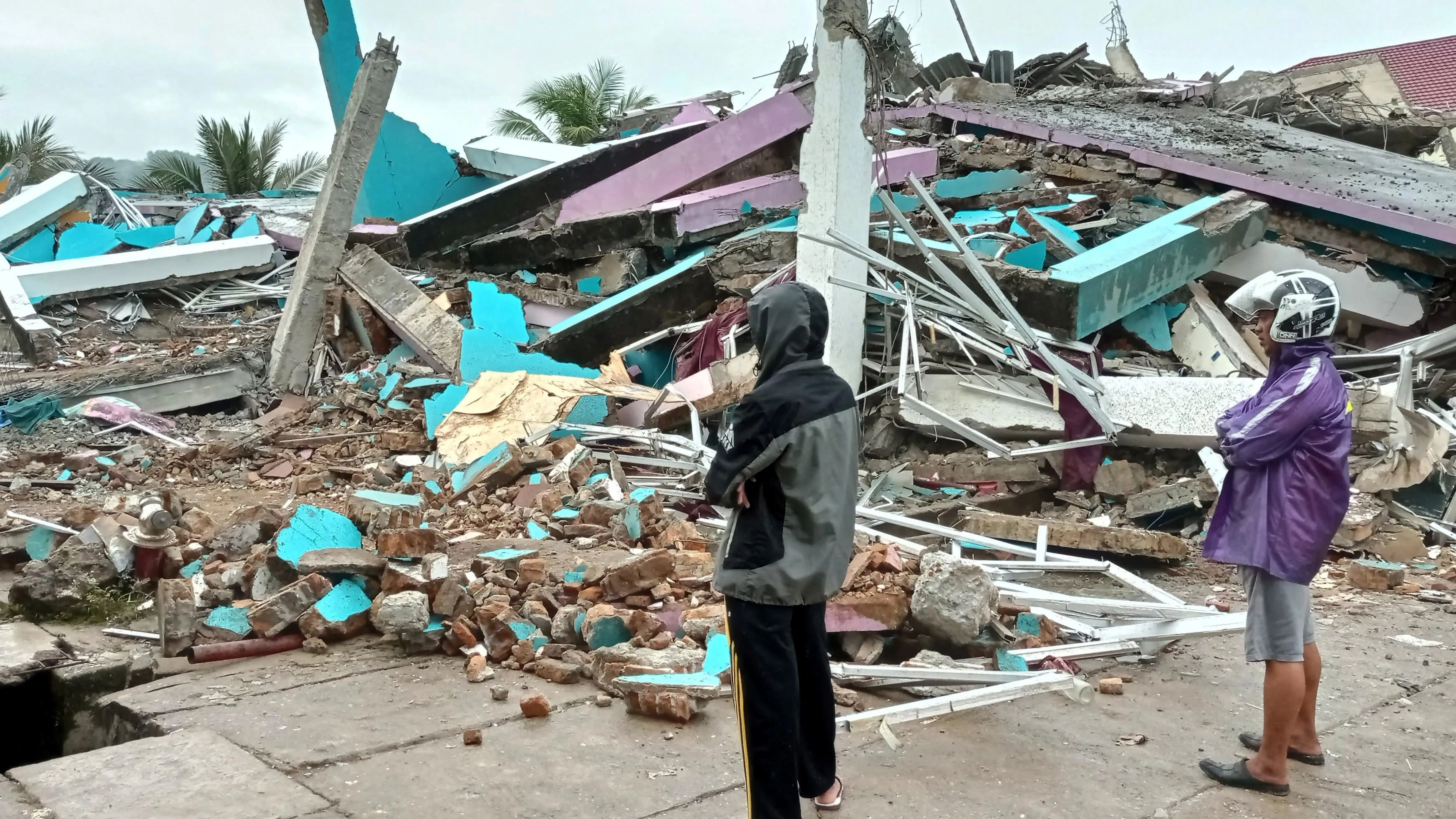 Hàng trăm người thương vong vì động đất mạnh ở Indonesia