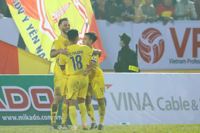 Hà Nội FC bất ngờ gục ngã trước Nam Định ngay ở vòng mở màn 9