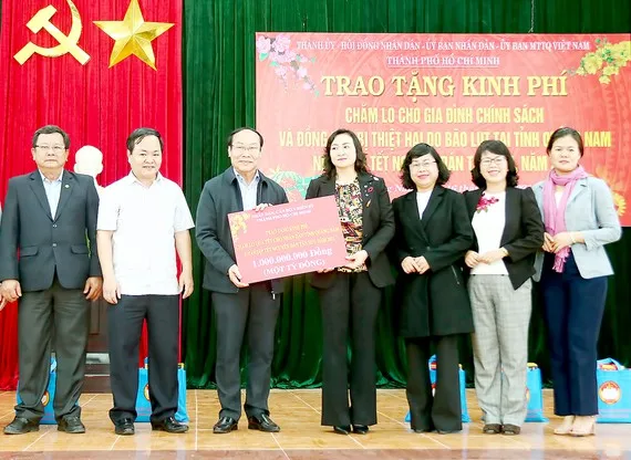 Đoàn công tác TPHCM trao quà chăm lo tết hỗ trợ người dân Quảng Nam