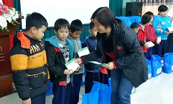 SV-League trao tặng 250 suất quà cho học sinh khó khăn tại Huế
