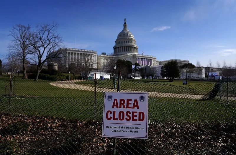Một biển báo đóng cửa khu vực được treo trên hàng rào bên ngoài Đồi Capitol 