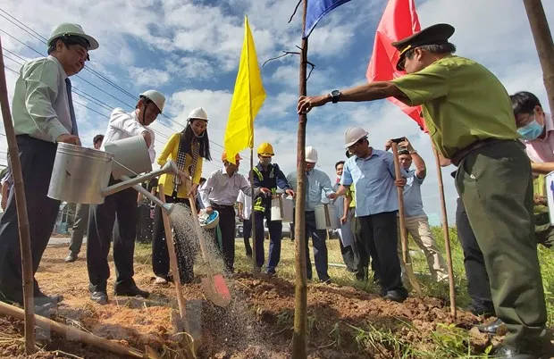 Các đại biểu trồng cây ở tuyến đường xã Bình Thới, huyện Bình Đại, tỉnh Bến Tre.