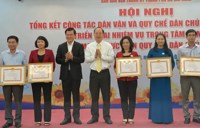 Phó Trưởng ban Dân vận Trung ương Nguyễn Hồng Lĩnh và Phó Bí thư Thành ủy TPHCM Nguyễn Hồ Hải trao Bằng khen cho các tập thể.