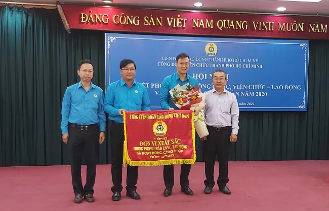 Công đoàn viên chức thành phố vinh dự nhận cờ thi đua của Tổng Liên đoàn lao động Việt Nam trao tặng, do có nhiều thành tích xuất sắc trong phong trào công nhân viên chức – lao động và hoạt động công đoàn năm 2020
