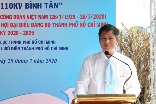 Ông Bành Đức Hoài - Phó Tổng Giám đốc – Tổng Công ty Điện lực thành phố Hồ Chí Minh đang phát biểu tại Lễ gắn biển công trình thi đua. (Ảnh EVNHCMC)
