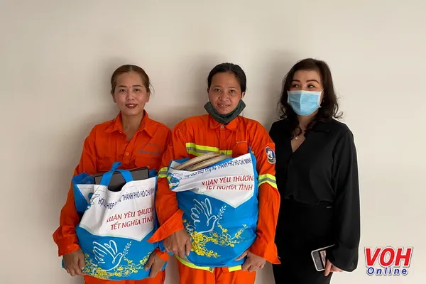 Giao lưu tặng quà 300 nữ công nhân vệ sinh môi trường 2