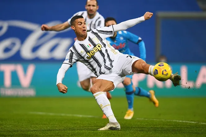 Ronaldo ghi bàn trước Napoli