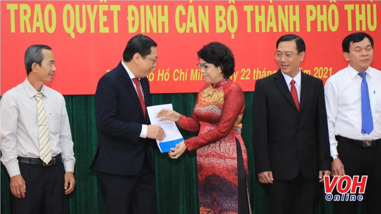 Bà Tô Thị Bích Châu - Chủ tịch Ủy ban Mặt trận Tổ quốc Việt Nam Thành phố Hồ Chí Minh đã trao Quyết định thành lập Ủy ban Mặt trận Tổ quốc Việt Nam Thành phố Thủ Đức lâm thời.