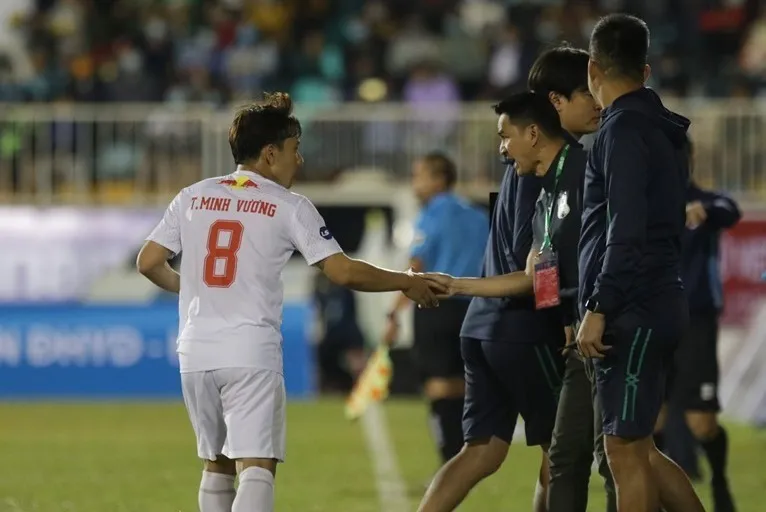 Minh Vương nói lời cảm ơn bầu Đức sau trận thắng nhọc trước SLNA