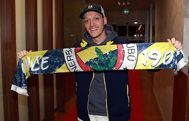 CĐV Fenerbahce góp tiền trả lương cho Mesut Ozil