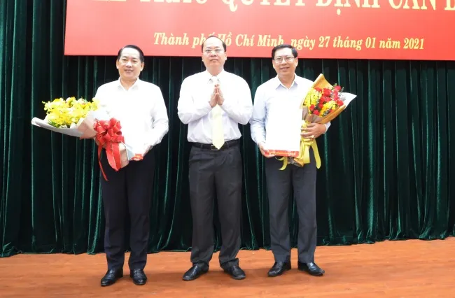 Phó Bí thư Thành ủy, Trưởng Ban Tổ chức Thành ủy TPHCM Nguyễn Hồ Hải trao Quyết định cho đồng chí Kiều Ngọc Vũ và đồng chí Trần Hữu Phước.