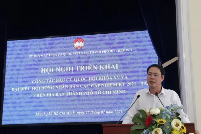 Ông Nguyễn Thành Trung, Phó Chủ tịch Thường trực Ủy ban Mặt trận Tổ quốc Việt Nam Thành phố triển khai công tác bầu cử qua hình thức trực tuyến.  
