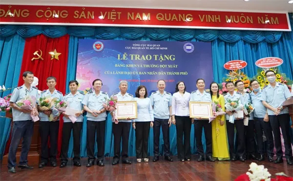 ubnd-tphcm-khen-thuong-2-tap-the-cuc-hai-quan-tp-voh.com.vn-anh1