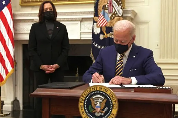 Ông Biden bị chỉ trích vì ký hơn 30 lệnh hành pháp chỉ trong 9 ngày kể từ khi nhậm chức 1