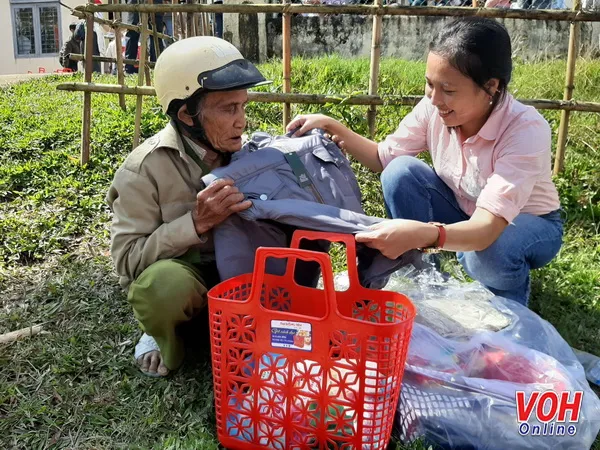 Sát cánh cùng gia đình Việt trao gần 1.000 phần quà Tết cho bà con miền Trung 2