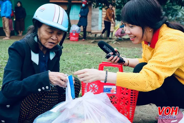 Sát cánh cùng gia đình Việt trao gần 1.000 phần quà Tết cho bà con miền Trung 3