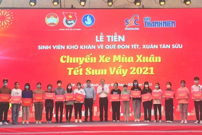 Lãnh đạo Thành phố trao tặng vé tượng trưng cho 20 sinh viên đại diện cho tất cả sinh viên về quê đón Tết