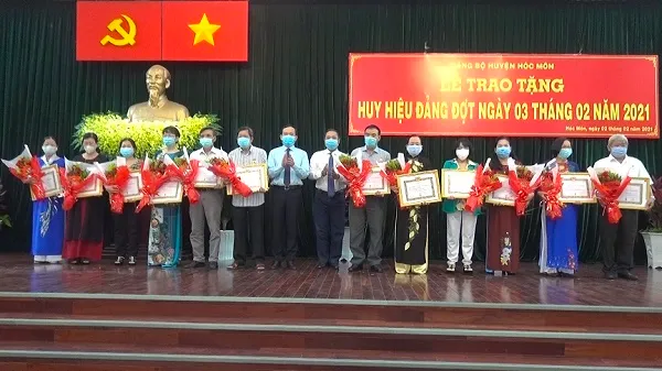 Huyện Hóc Môn: Trao huy hiệu đảng cho các đảng viên cao tuổi đảng 1