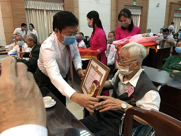 Bí thư Quận ủy - Chủ tịch Hội đồng nhân dân Quận Bình Tân Lê Văn Thinh trao huy hiệu  65 năm tuổi đảng cho ông Nguyễn Văn Năm, Đảng bộ Phường An Lạc A.     