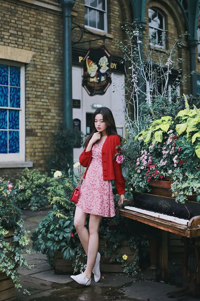 10 mẫu váy đỏ xinh sang hết ý và đáng sắm nhất dịp Tết này 3