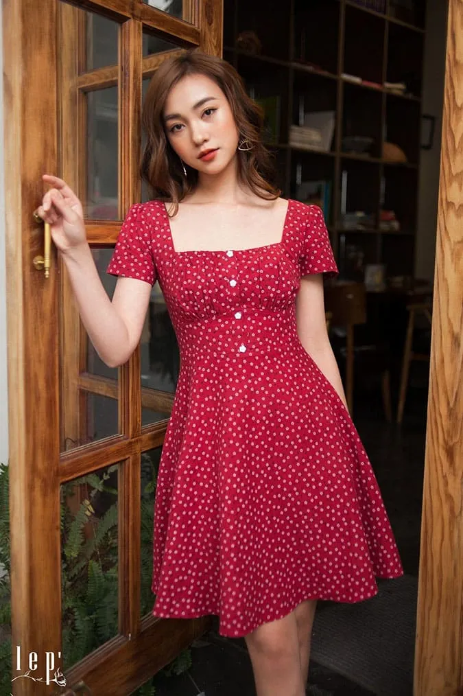 10 mẫu váy đỏ xinh sang hết ý và đáng sắm nhất dịp Tết này 44