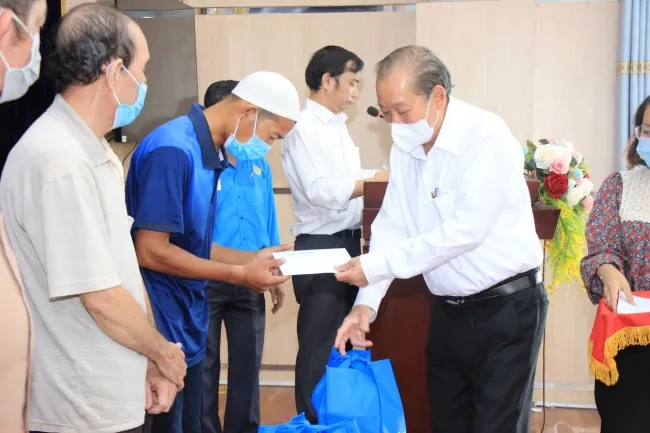 Phó Thủ tướng Trương Hòa Bình cùng lãnh đạo TP tặng quà Tết cho đồng bào người Chăm.